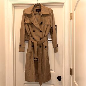 Like new! London Fog trendy beige trench coat, Sz M. Color Tan.